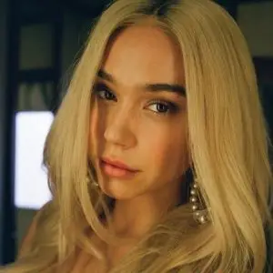 Alexis Ren